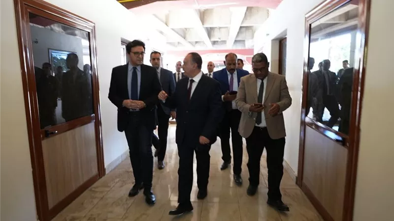 محافظ أسيوط ووزير الثقافة يتفقدان معرضا دائما لدعم الأسر المنتجة 
