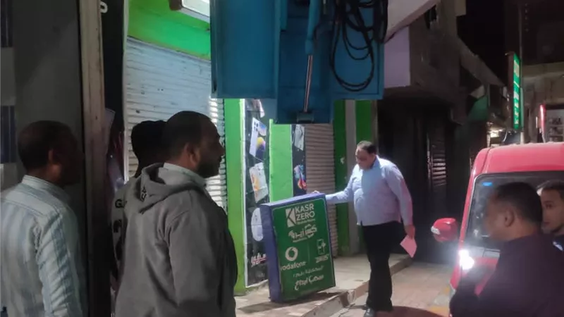 حملة موسعة بقنا لإزالة اليافطات والإعلانات المخالفة