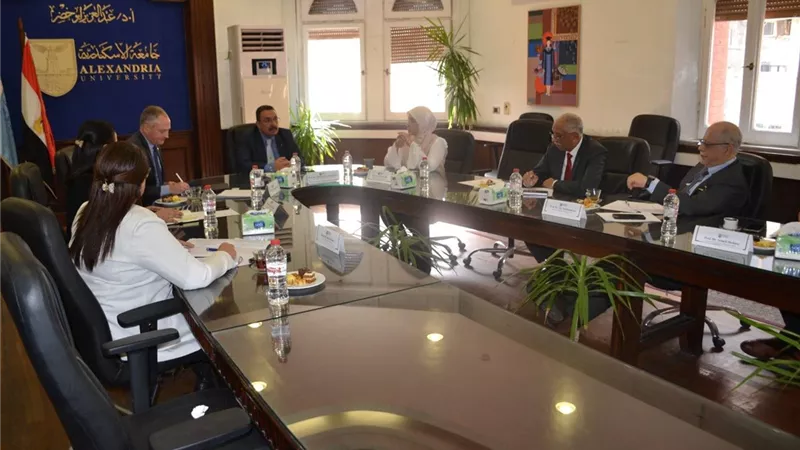نائب رئيس جامعة الإسكندرية يستقبل عميد كلية علوم جامعة ووترلو الكندية