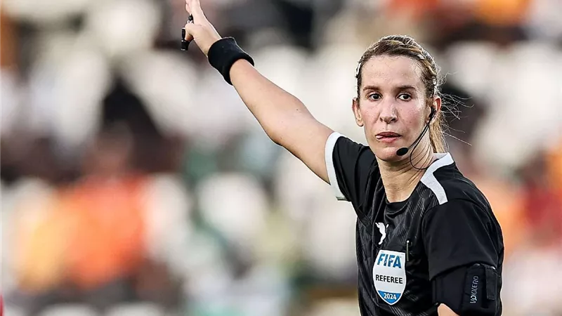 الأفضل في إفريقيا.. بشرى كربوبي تعلن اعتزال التحكيم بعد 25 سنة من العطاء