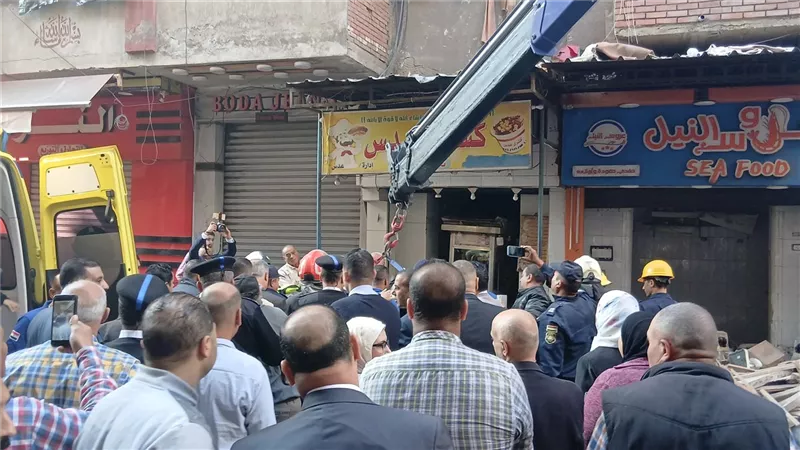 الحماية المدنية تنقذ 5 أشخاص علقوا داخل عقار كرموز المنهار