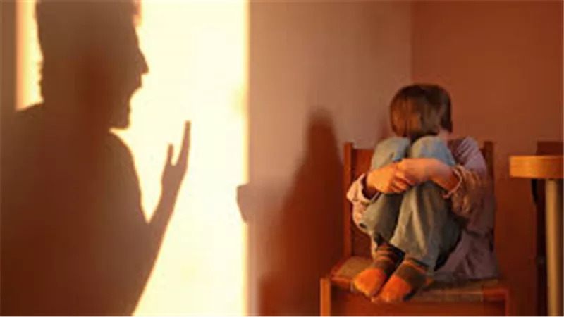 بعد أزمة مدرسة العبور.. إليك علامات تدل على تعرض الطفل لاعتداء