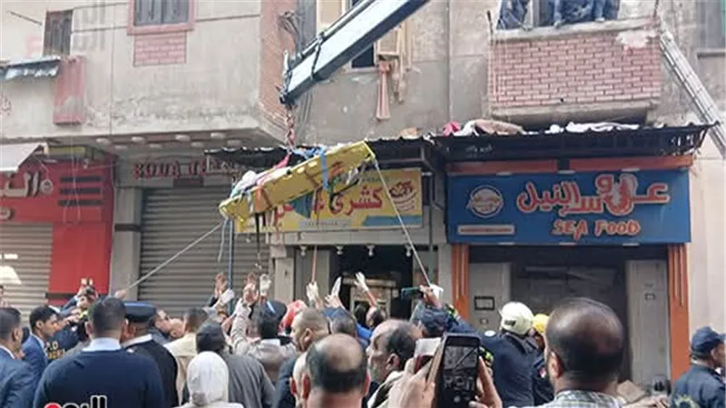 نيابة كرموز تعاين العقار المنهار وتستمع لشهود لحظة السقوط