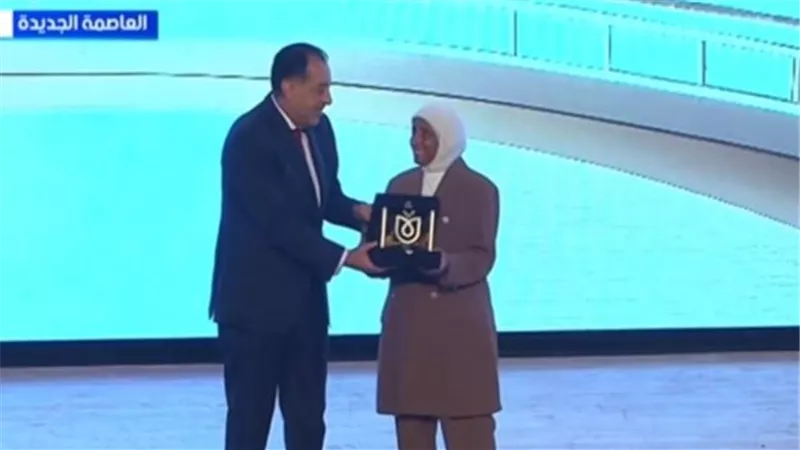 رئيس الوزراء يسلم جائزة الأم المثالية في التأمين الصحي لـ فاطمة الدسوقي