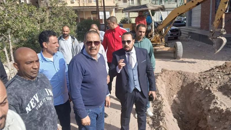 رئيس مياه القناة يتابع توصيل الخدمة لأهالي منطقة العنانية بالقنطرة غرب