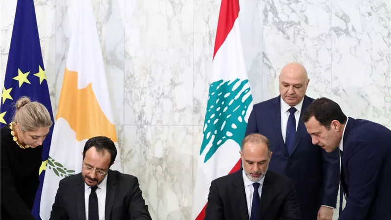 لبنان وقبرص يوقعان اتفاقا لترسيم الحدود البحرية
