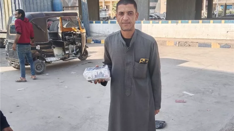 سائق توك توك في الفيوم يعيد 50 ألف جنيه إلى صاحبها