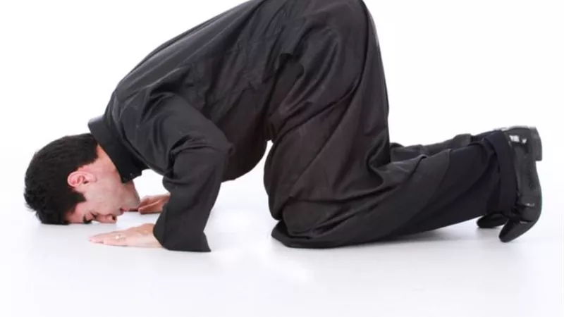 حنان مختار توضح شروط صحة الصلاة بالحذاء|خاص