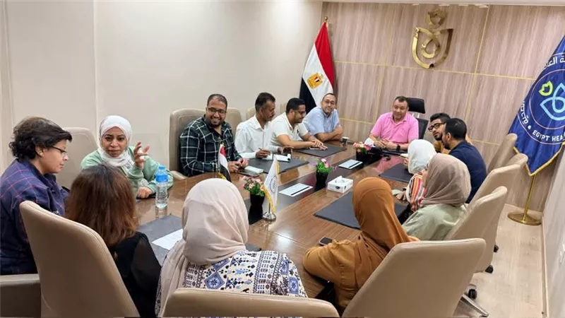 اجتماع لمتابعة نتائج الجولات اليومية لفرع هيئة الرعاية الصحية بالأقصر