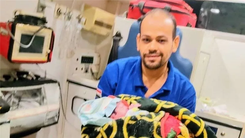 فاجأها المخاض.. مسعف ينقذ سيدة وجنينها بعد ولادة مفاجئة داخل منزلها بقنا
