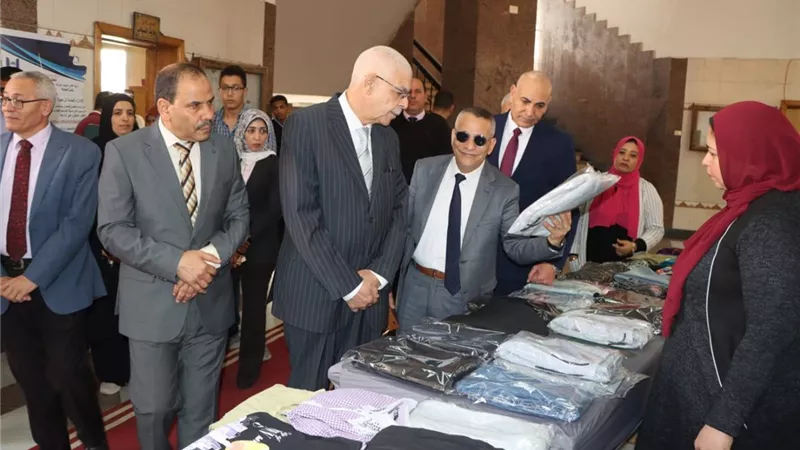 رئيس جامعة المنوفية يفتتح المعرض الخيري للملابس بكلية الحقوق
