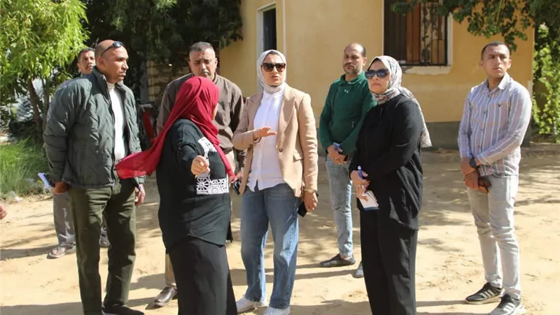 نائب محافظ الوادي الجديد تتفقد موقع إنشاء المركز الإبداعي الحرفي بالخارجة