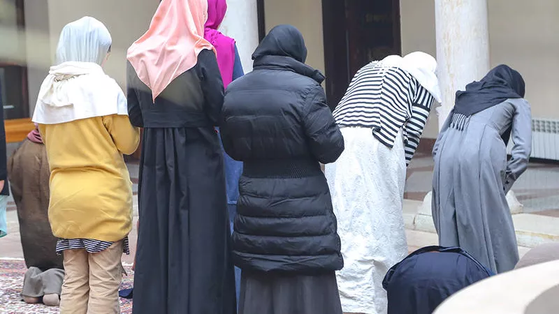 بعد أزمة المطعم.. حكم صلاة المرأة في الأماكن العامة ورؤية الرجال لها