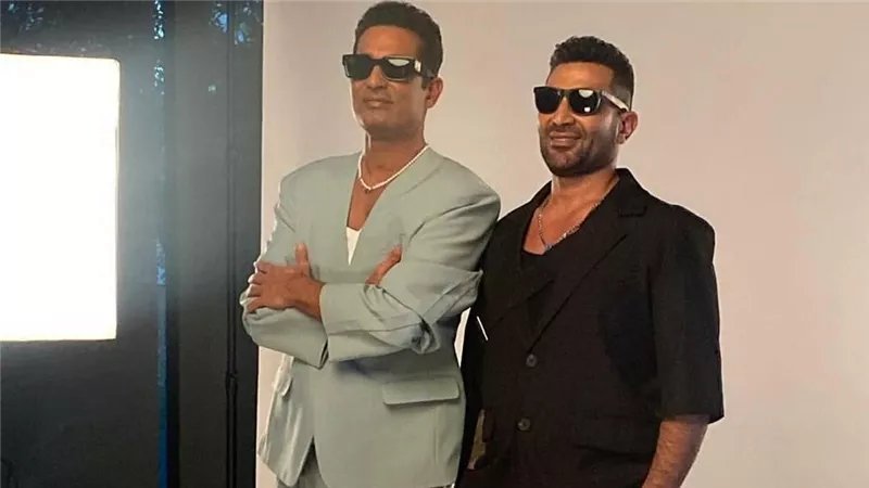 «ماليش إلا هو».. أحمد سعد يحتفل بعيد ميلاد شقيقه بفيديو غنائي