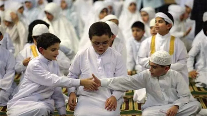 ما حكم المصافحة وكلمة حرمًا بعد الصلاة؟.. دار الإفتاء تجيب