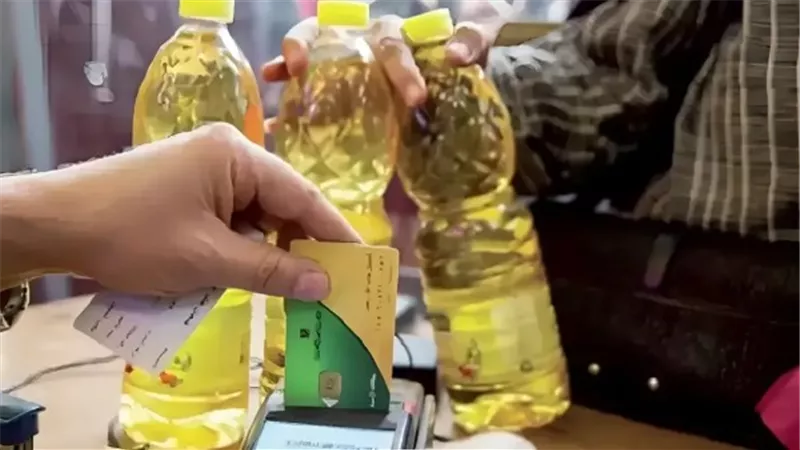 قريباً.. وزارة التموين تطرح عبوة زيت تمويني جديدة على البطاقات 