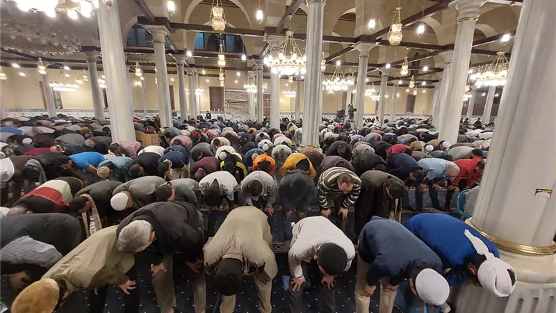 أحكام إدراك المأموم الصلاة.. كيف يحسب الركعات؟
