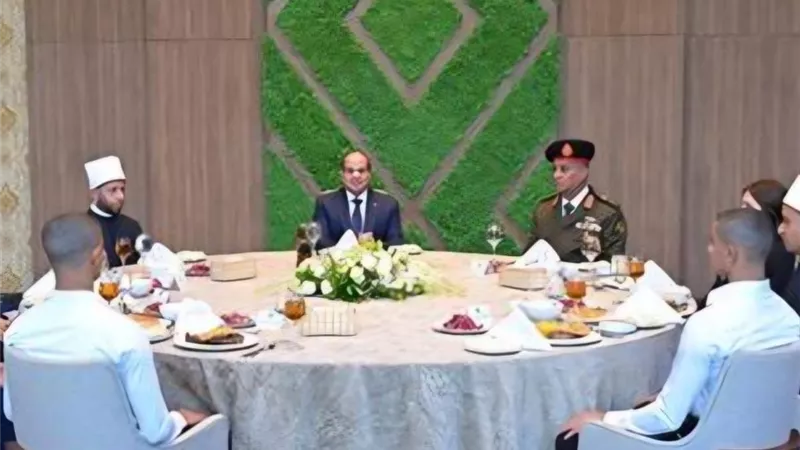 الرئيس السيسي يشيد بطلاب جامعة القاهرة المشاركين بالأكاديمية العسكرية 