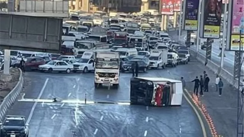 انقلاب سيارة بعد كارفور المعادي يتسبب في كثافات مرورية مرتفعة
