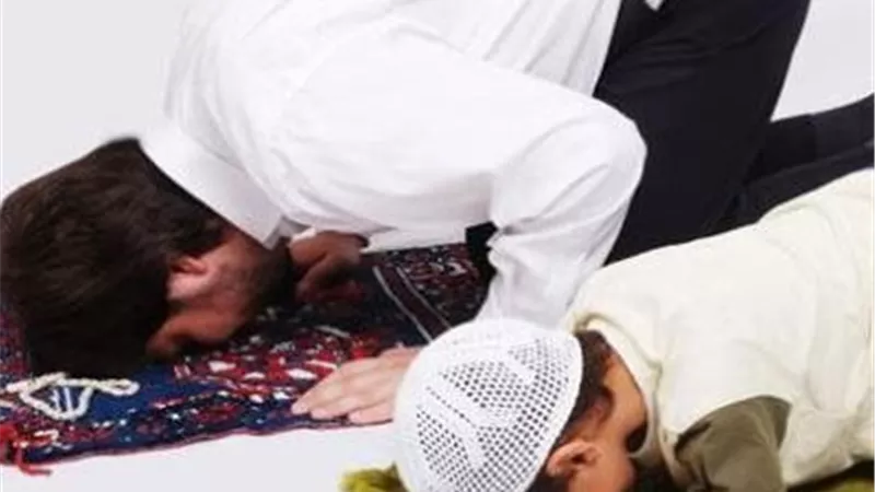 حكم صلاة الصبي في الصف الأول.. هل يجوز تأخيره؟ دار الإفتاء تجيب