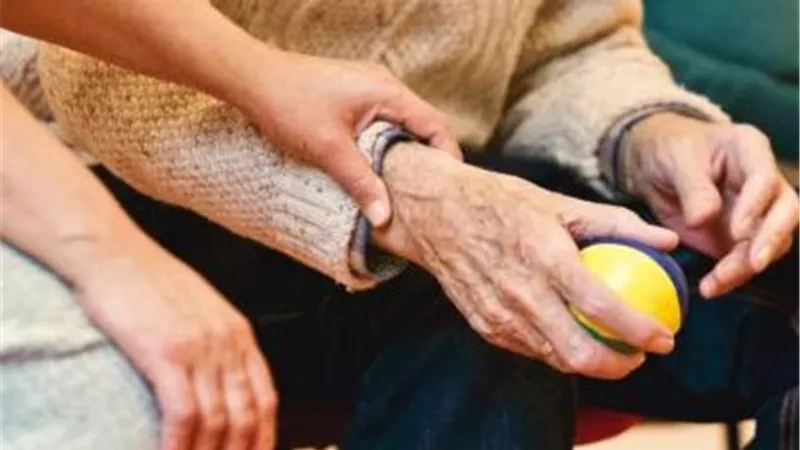 ماذا يفعل من قصّر في حق والديه؟.. دار الإفتاء توضح