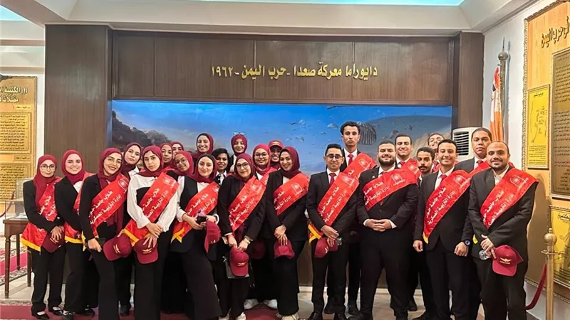 جامعة حلوان تنظم زيارة ميدانية لطلابها إلى قوات المظلات المصرية