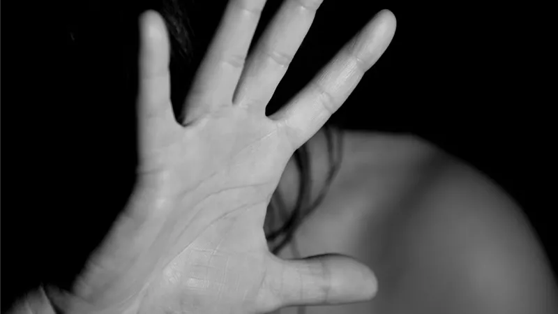 قرار عاجل من النيابة ضد صاحب معرض سيارات تعدى على فتاة من ذوي الهمم