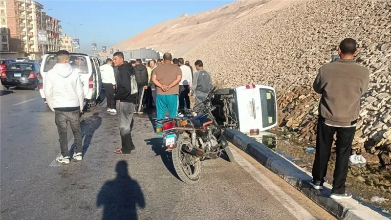 إصابة 5 أشخاص في انقلاب ميكروباص بالمقطم