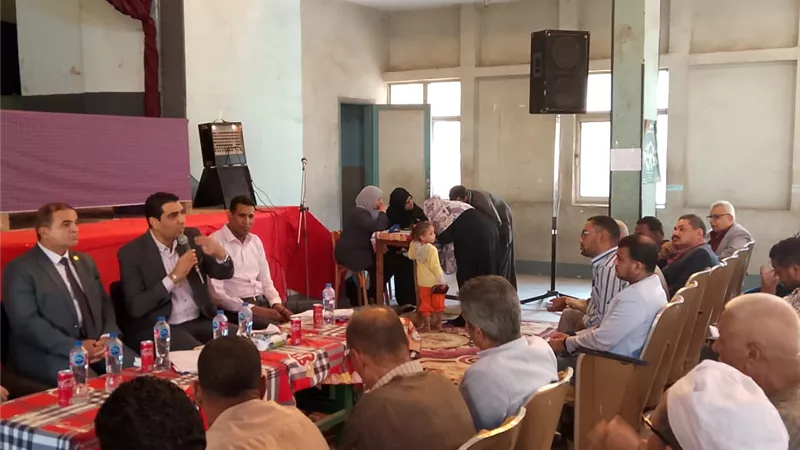 نائب محافظ الأقصر يبحث 33 طلبا وشكوى في اليوم المفتوح بمدينة أرمنت