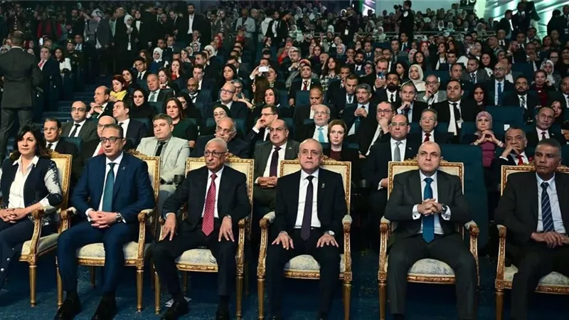 محافظ أسوان يشيد بحصول المحافظة على جائزتين بملتقى الرعاية الصحية
