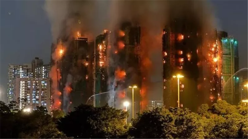 أكثر من 60 شخصًا محاصَرين في مبانٍ مرتفعة بـ«هونج كونج».. ما القصة؟| فيديو