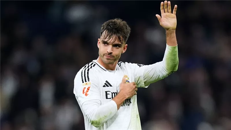 سر مشاركة راؤول أسينسيو مع ريال مدريد أمام أوليمبياكوس رغم وفاة جده