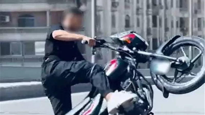 عرض المواطنين للخطر.. القبض على المتهم بالقيام بحركات استعراضية بالجيزة