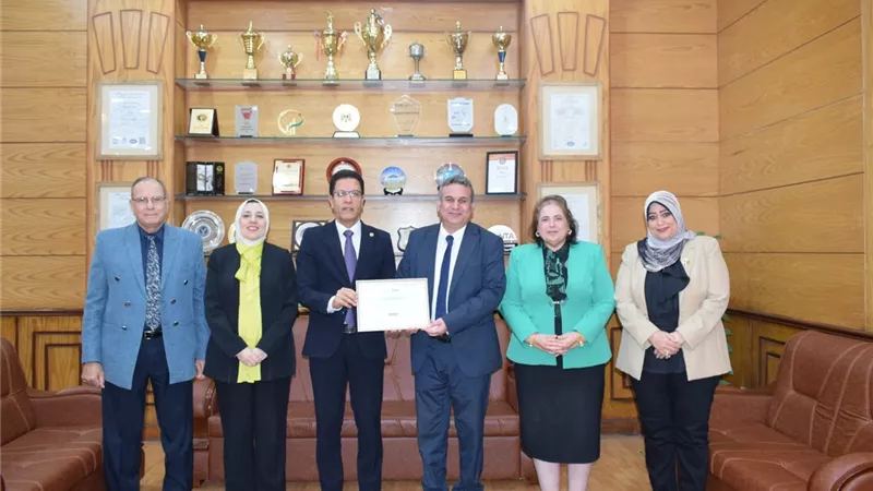 رئيس جامعة بنها يكرم الكليات الفائزة في مسابقة التميز الداخلي