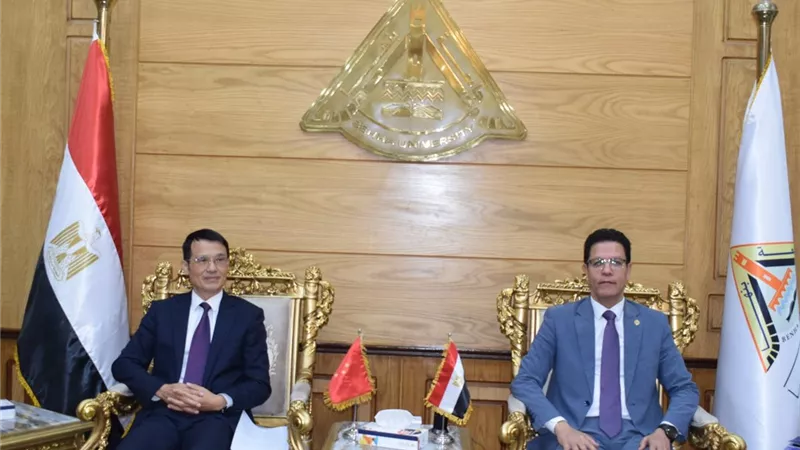 رئيس جامعة بنها يستقبل وفدا من أكاديمية هوبي للعلوم والتقنية الصينية