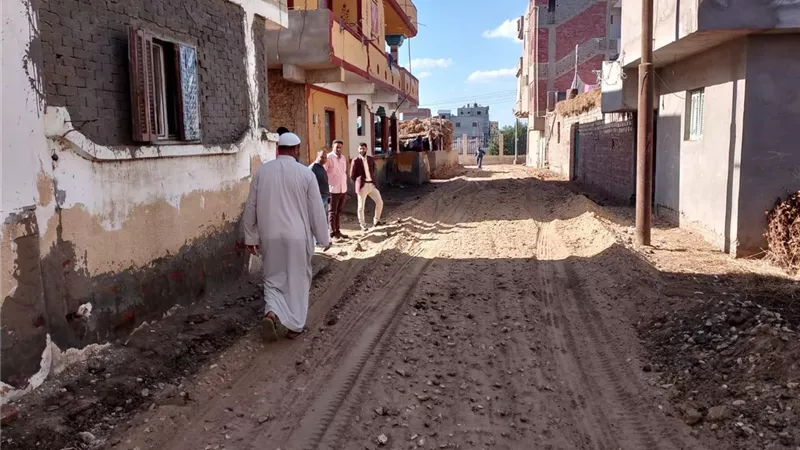 محافظ كفر الشيخ يتابع أعمال رفع كفاءة شوارع قرية الثمانين بالحامول