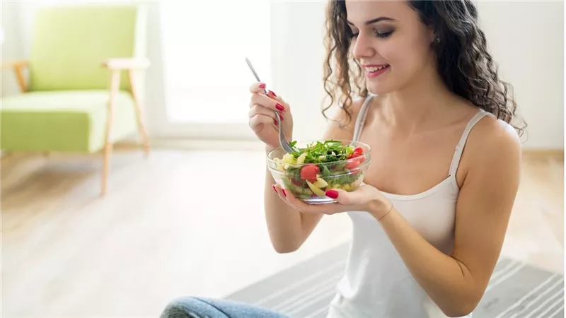  7 طرق طبيعية تساعد في تخفيف الإمساك| أبرزها الماء بالليمون