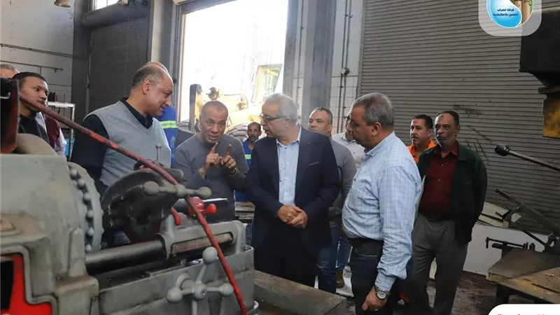 رئيس الصرف الصحي بالإسكندرية يتفقد الإدارة العامة للتصنيع ويشيد بجهودها
