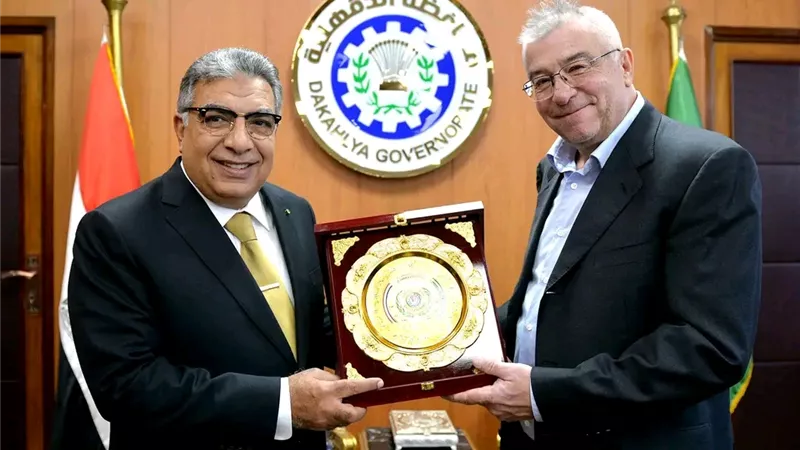محافظ الدقهلية يستعرض نتائج تجربة فصل المخلفات من المنبع