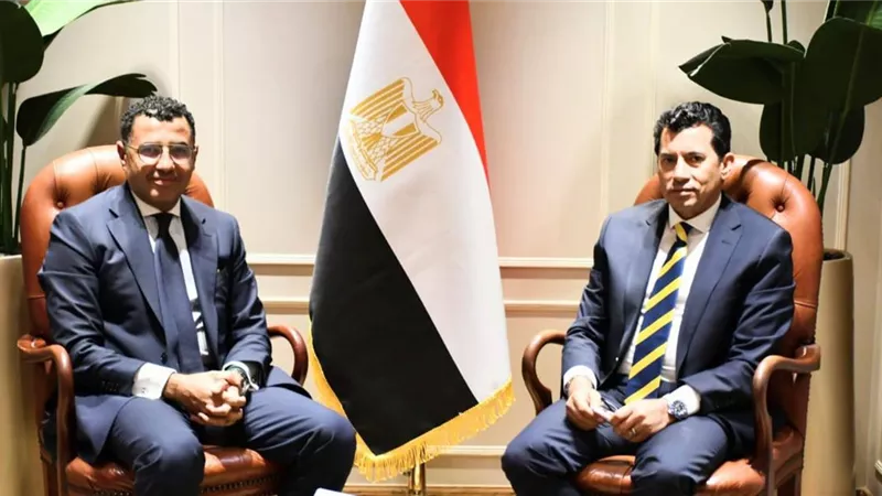 وزير الرياضة يلتقي مجموعة من المتخصصين في التسويق الرياضي