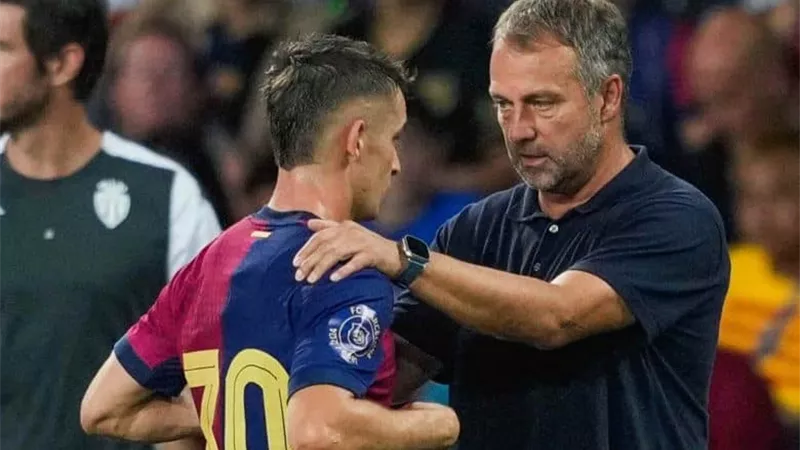 توتر بين هانز فليك وكاسادو بعد استبعاد الأخير من مباريات برشلونة