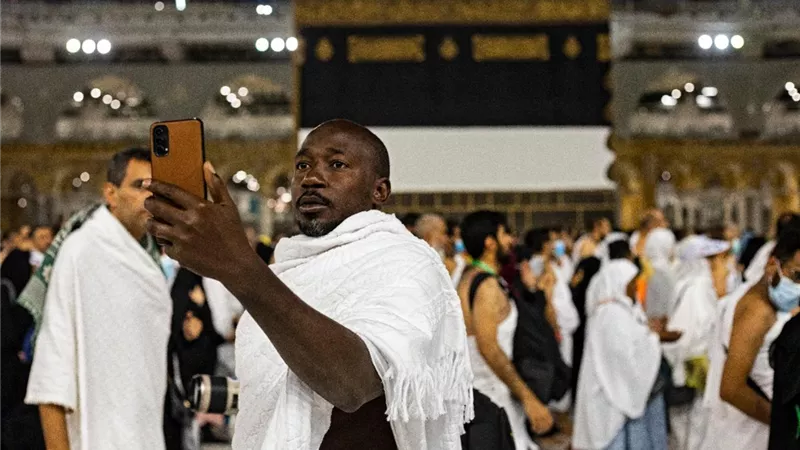 هل التصوير أمام الكعبة حرام؟.. أمين الفتوى بدار الإفتاء المصرية يجيب 