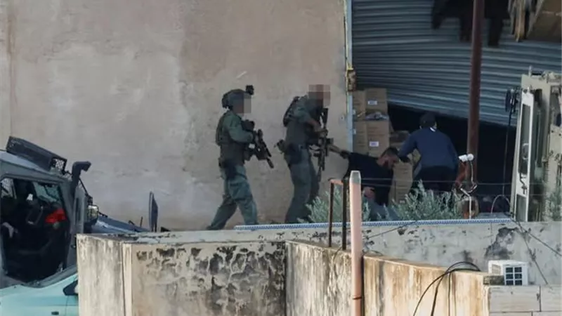 جيش الاحتلال يقتل مسلحين استسلما لعناصره في جنين 
