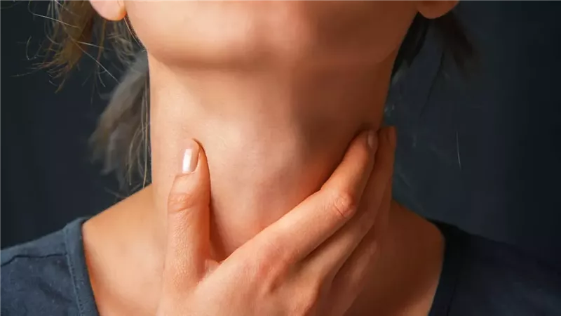 أعراض الغدة الدرقية التي تستوجب الانتباه والعلاج المبكر