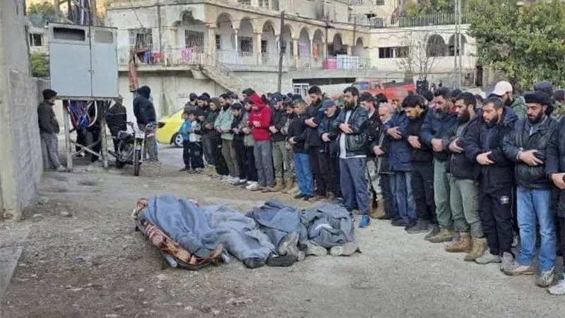 البحث عن عالقين تحت الأنقاض في بلدة بيت جن السورية|فيديو