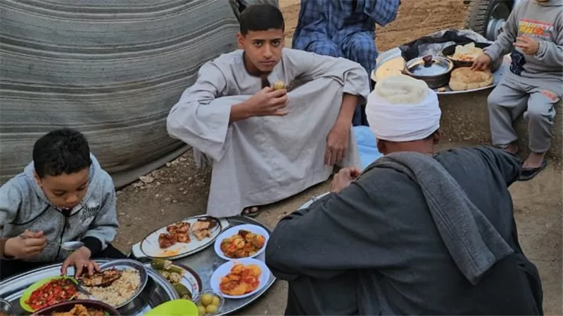 النزلة تحيي تقليدًا عمره 118 عامًا.. موائد طعام لإحياء ذكرى انتهاء الطاعون