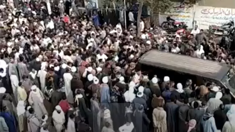 مئات المواطنين يشيّعون جثامين 4 من ضحايا حادث السعودية بالفيوم 
