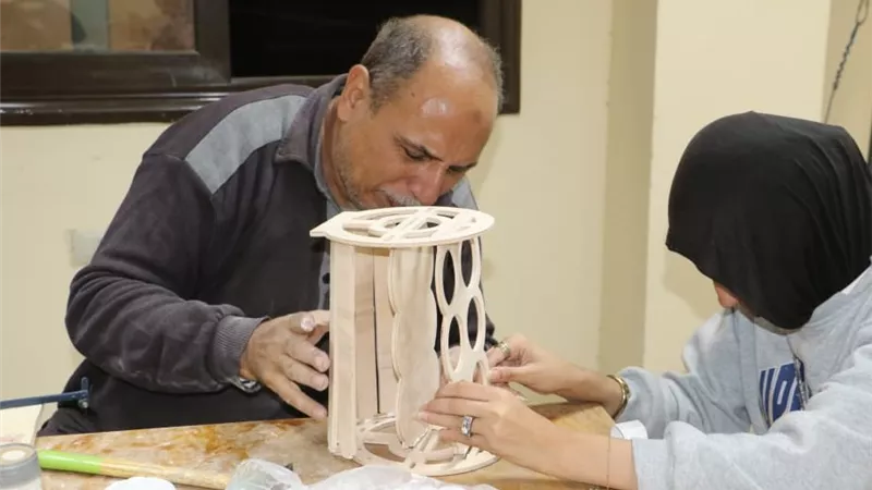 إقبال كبير على ورش الكونكريت والأركت والرسم على الفخار بالعريش