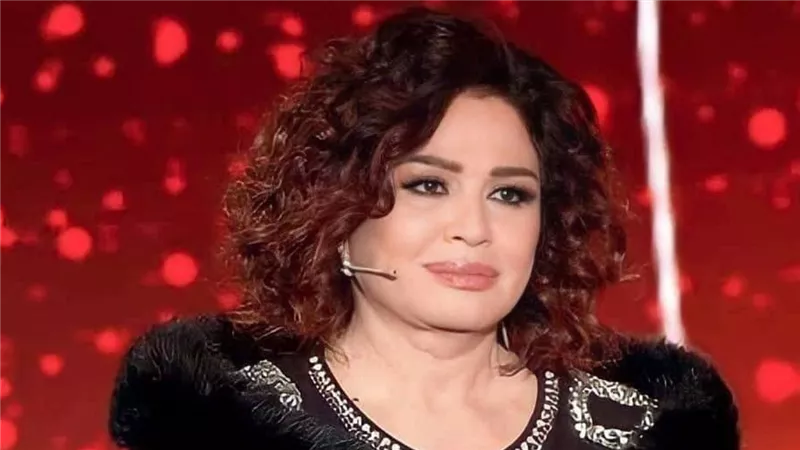 إلهام شاهين تنشر صورًا برفقة مجسمات لـ شخصياتها في مهرجان شرم الشيخ 