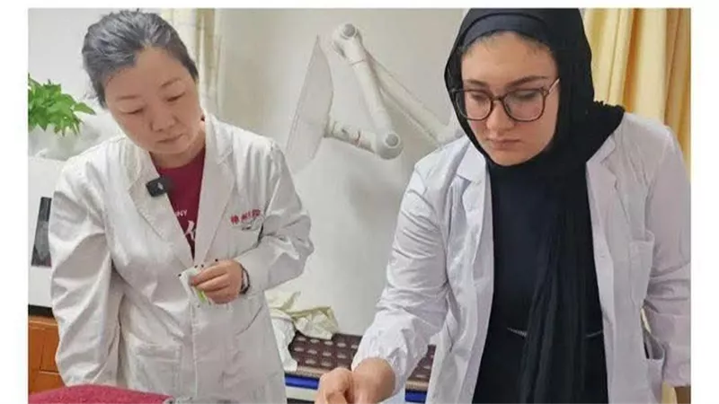 جامعة شانغهاي تفتتح أبوابها لـ رحمة حسام.. تدريب رفيع على الطب الصيني